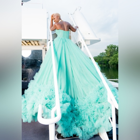 Sea foam green gown - Picture 5 of 10